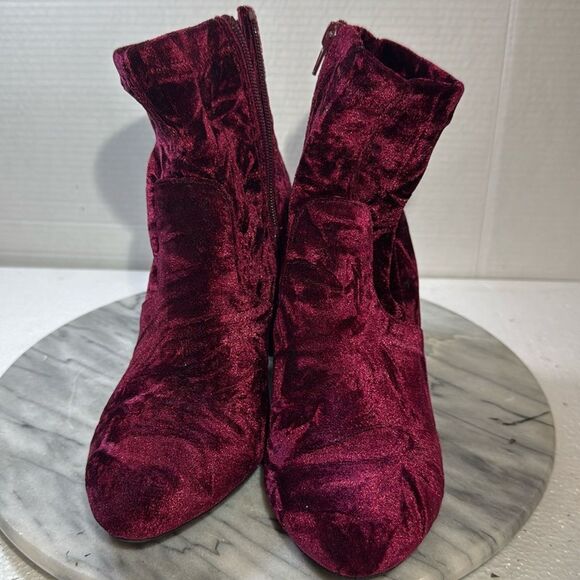 pre-owned Lane Bryant Crushed Velvet Bootie size 9 - Picture 2 of 8